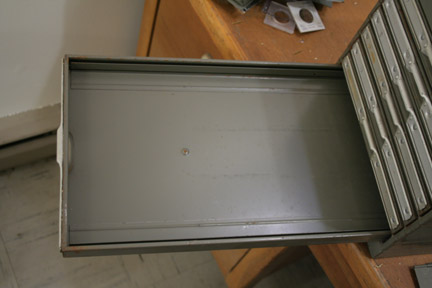 Drawer without hideous flaps